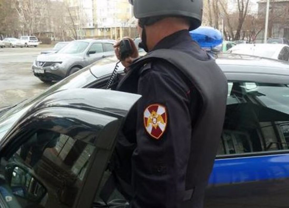 В Архангельске злоумышленники обокрали магазин и избили посетителя